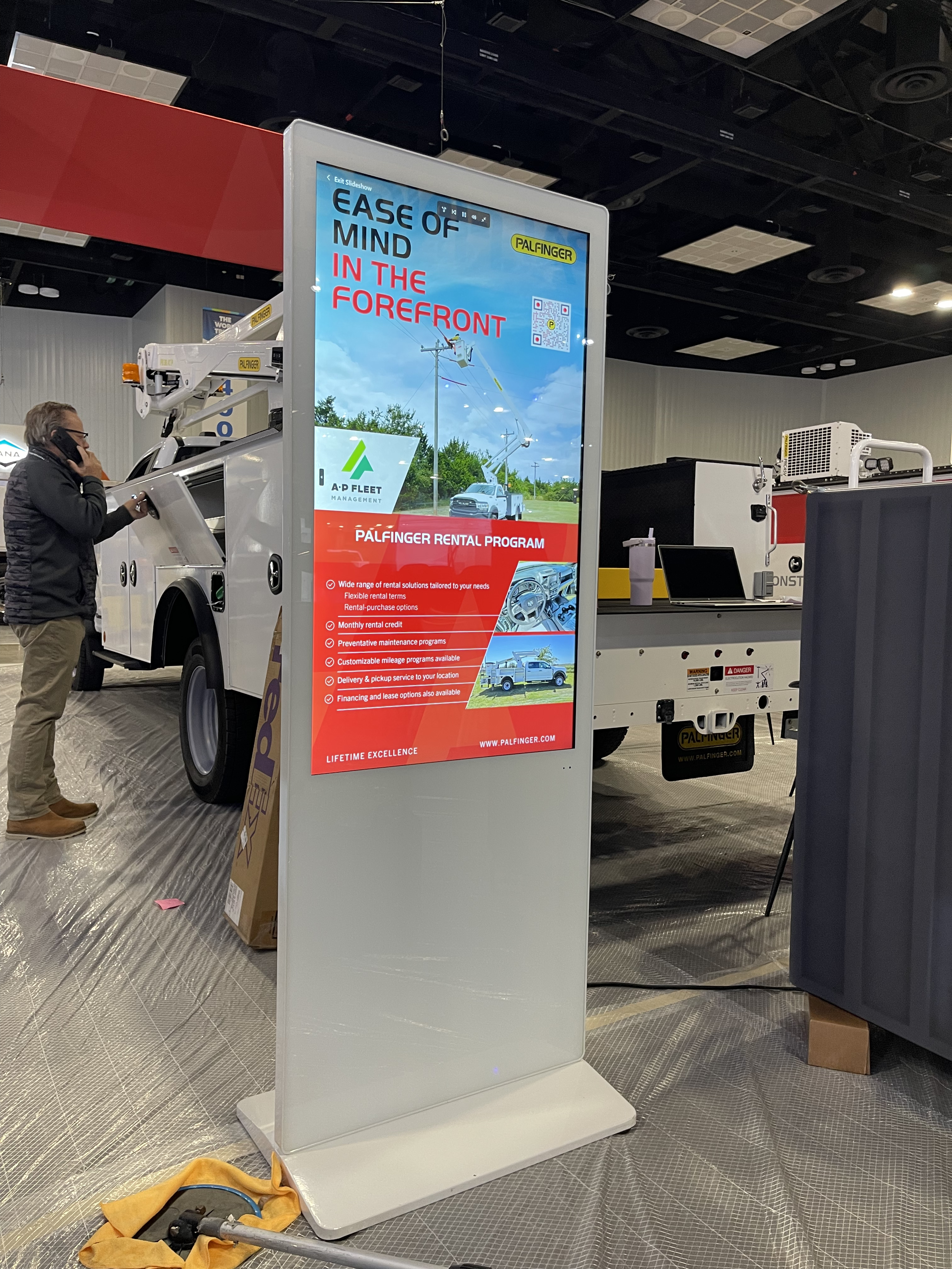 standing touchscreen kiosk 