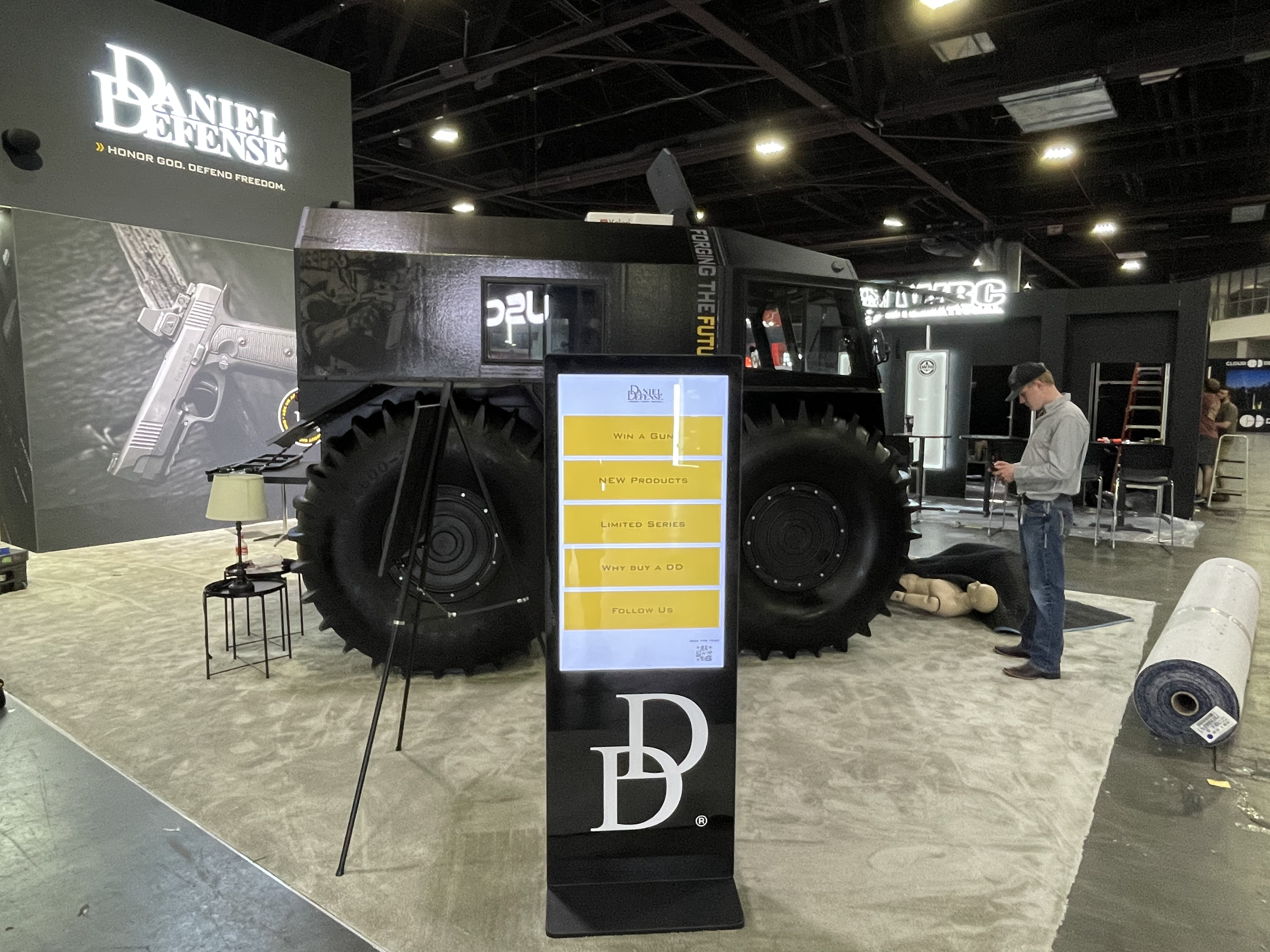 standing touchscreen kiosk 